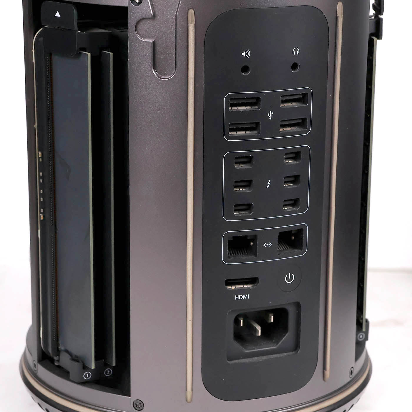 中古 Mac Pro A1481 ストレージ無し ジャンク品 実物写真 – Digital Peak