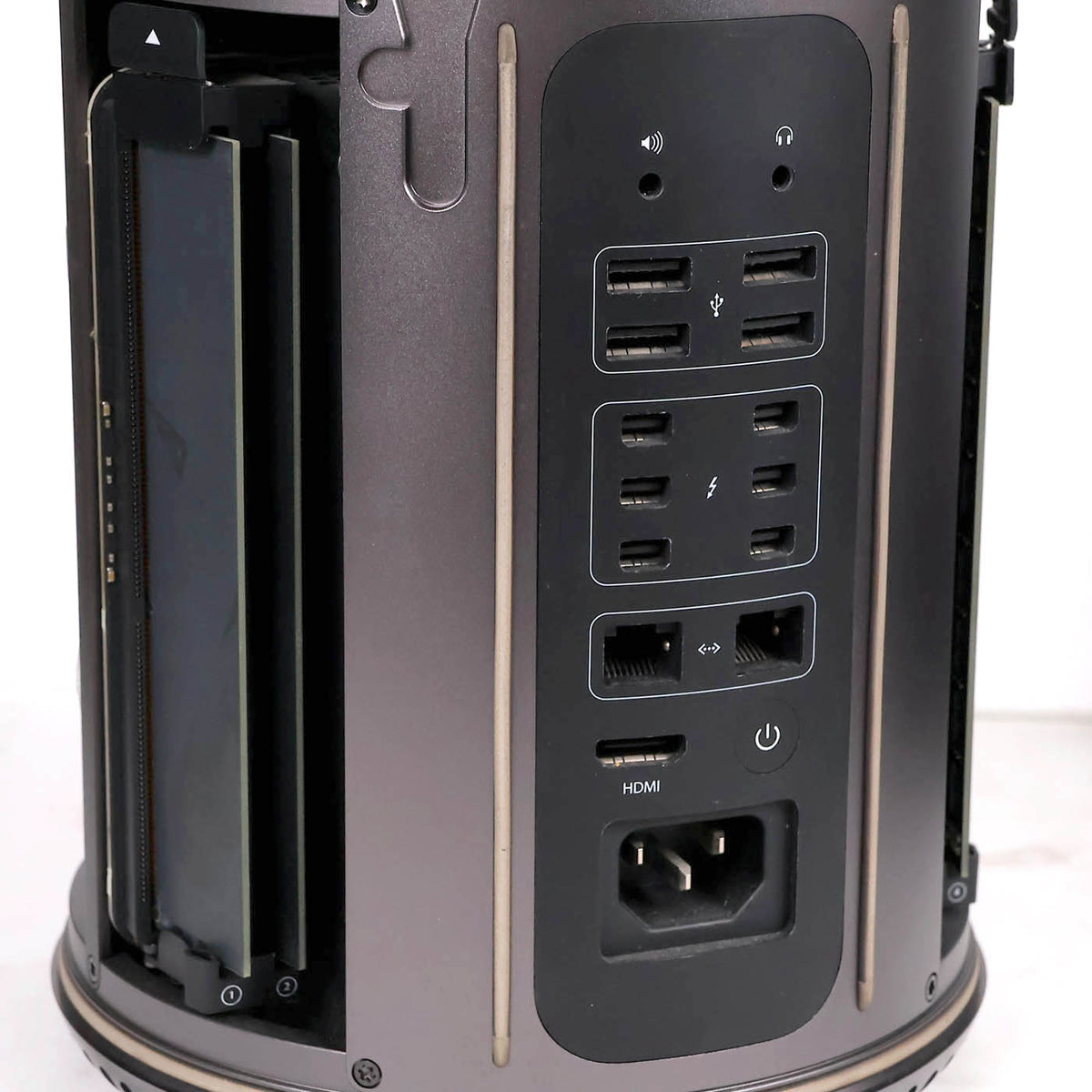 中古 Mac Pro A1481 ストレージ無し ジャンク品 実物写真